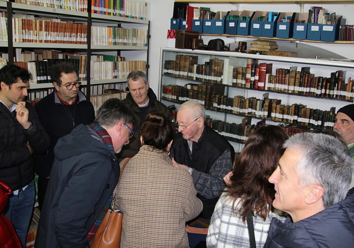 Imagen de una de las visitas realizadas a la biblioteca de los Benedictinos a principios de año.