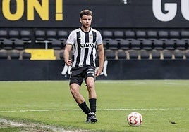 Albert Quintana durante uno de los 25 encuentros que ha disputado con la camiseta del Real Unión.