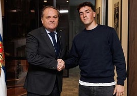 Jokin Aperribay estrecha la mano de Luken Beitia tras firmar la renovación.