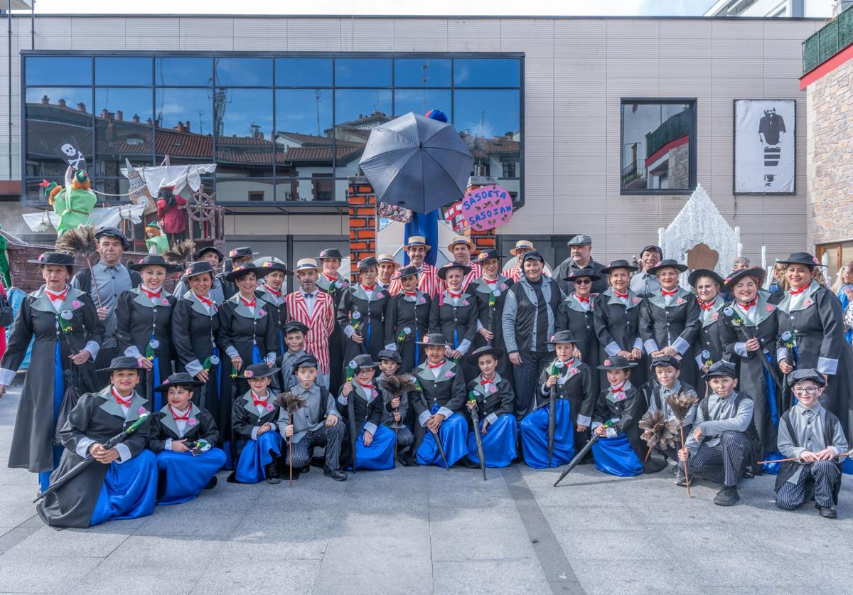 La comparsa de Sasoeta Sasoian, de Mary Poppins, se hizo con el premio 'Cencerro de oro 2025'.