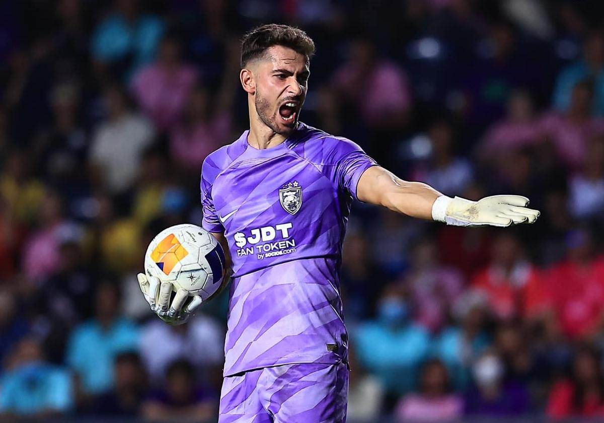 Andoni Zubiaurre grita durante el duelo de Champions entre el Johor y Buriram este martes.