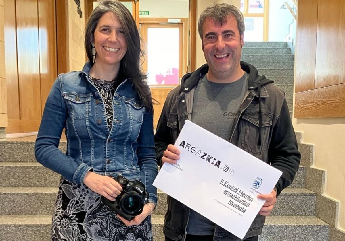 La periodista Sandra Remón y el edil Iban Zangitu en la presentación del encuentro.