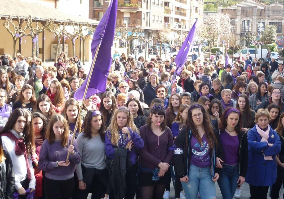 Pasaia celebra el 8M tiñiendo de color morado buena parte de este mes