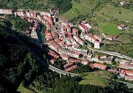 Vista general del entramado urbano de Soraluze tomada desde el aire.