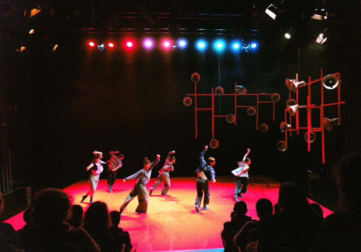Los bailarines de Haatik, en uno de los ensayos del espectáculo 'OTS'.