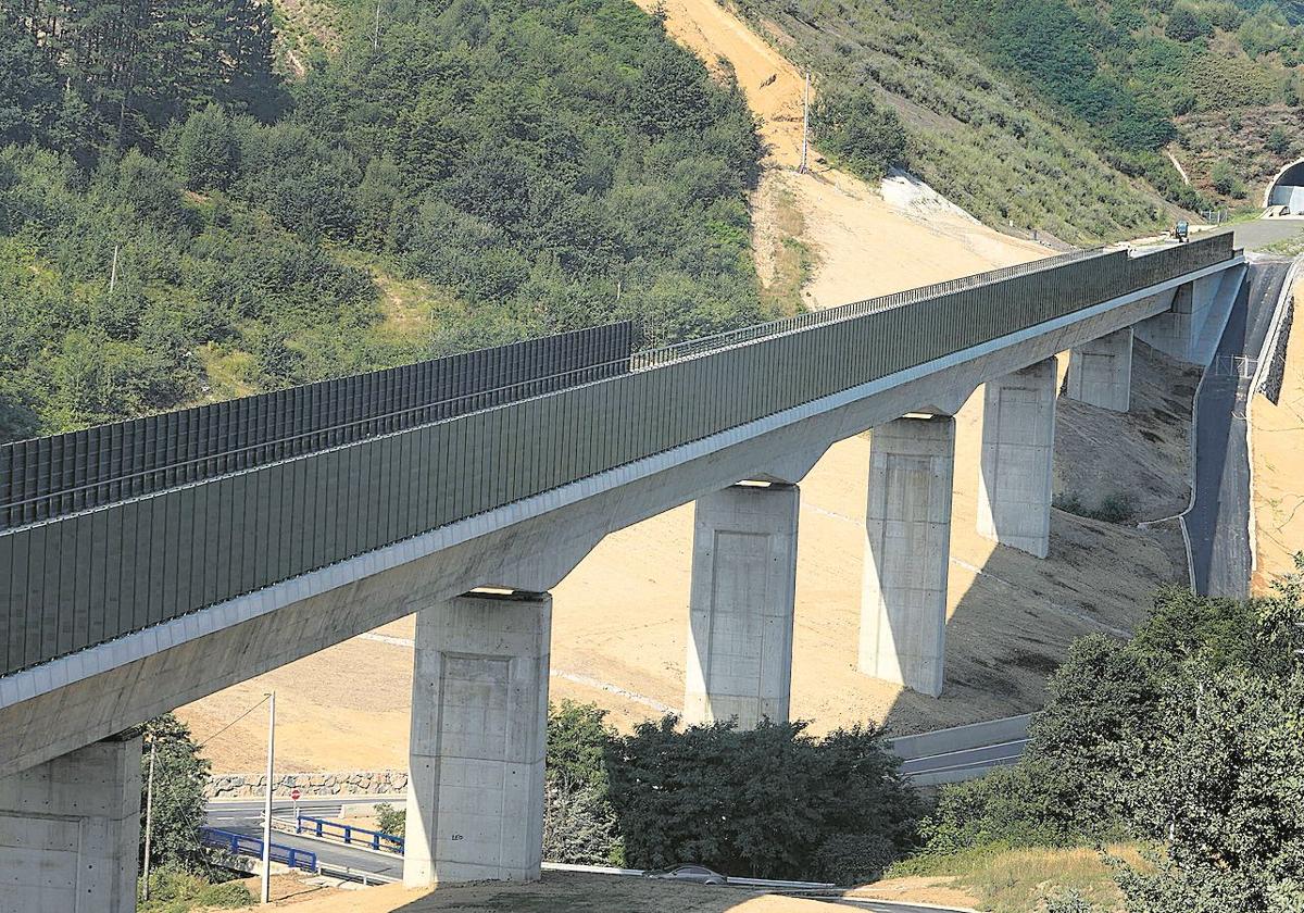 Obras del tren de alta velocidad en el municipio guipuzcoano de Antzuola.