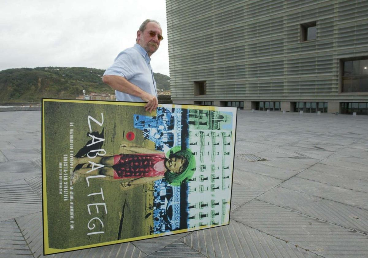 Herrero Velarde en 2003 con el cartel de Zabaltegi. Nunca se confirmó oficialmente pero el niño de la foto era él.