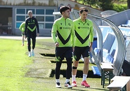Zubimendi este jueves junto a Oyarzabal antes de comenzar el entrenamiento.