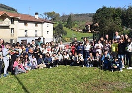 Grupo de participantes en el desarrollo del Zuhaitz Eguna vivido esta semana en la calle Etxeberri.