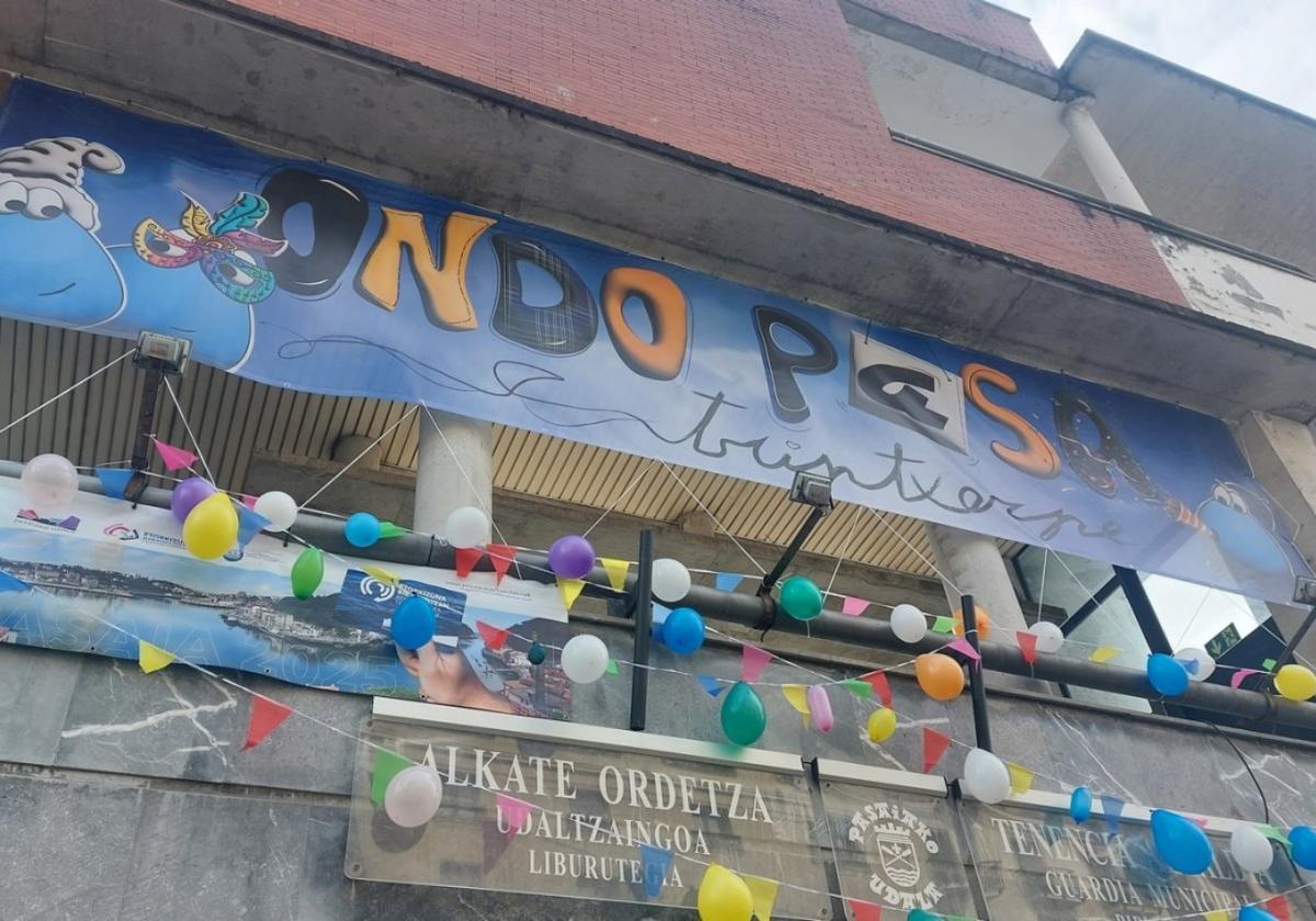 Telas de colores y globos decoran balconadas como la de la Tenencia de Alcaldía de Trintxerpe.