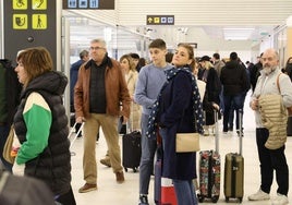 Pasajeros en el aeropuerto de Foronda.
