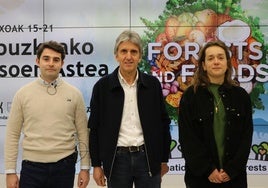 El gerente de Basotik, Jon Ander Ostolaza; el diputado de Equilibrio Territorial Verde, Xabier Arruti; y la investigadora Blanca del Noval, este viernes en la presentación de 'La Semana de los Bosques de Gipuzkoa'.