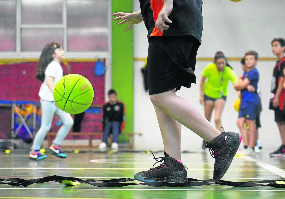 Varios niños en un entrenamiento.
