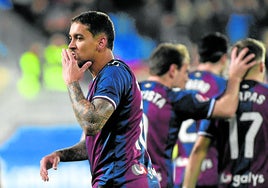 Matheus saluda a los aficionados armeros tras anotar su gol, que dio tres puntos valiosos al Eibar.