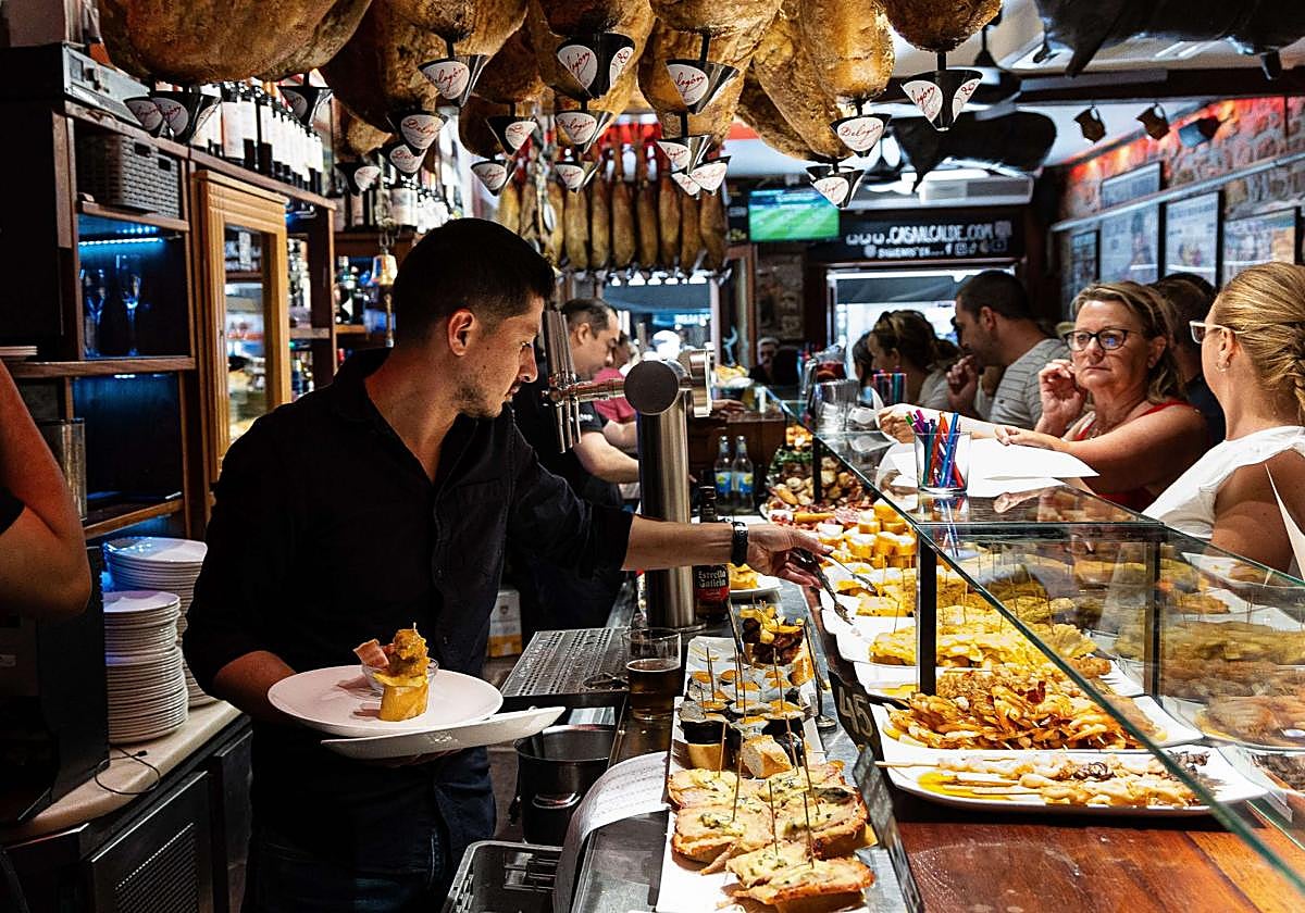 La hostelería es uno de los sectores donde más mano de obra hace falta y donde más inmigrantes trabajan.