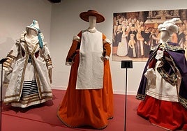 Una vista de tres de los cinco trajes incluidos en la muestra