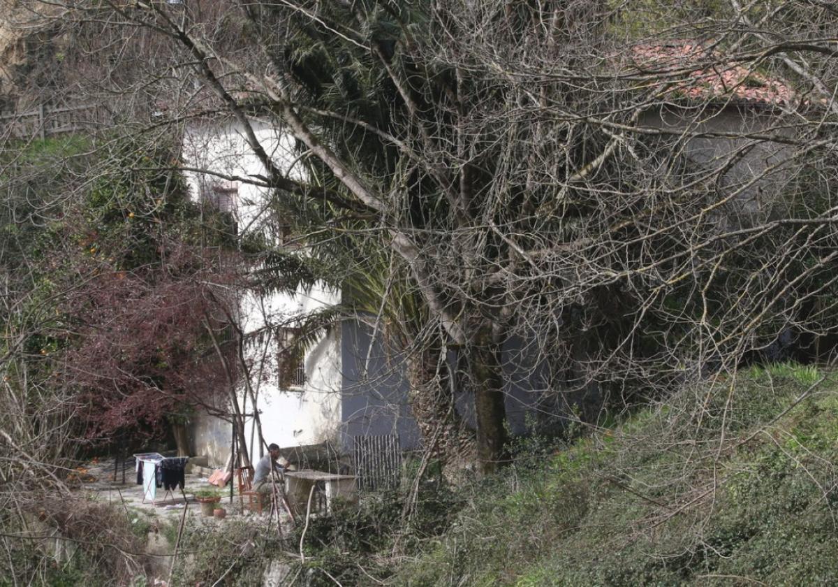 Los 'okupas' ingresan en el viejo caserío Errezabal