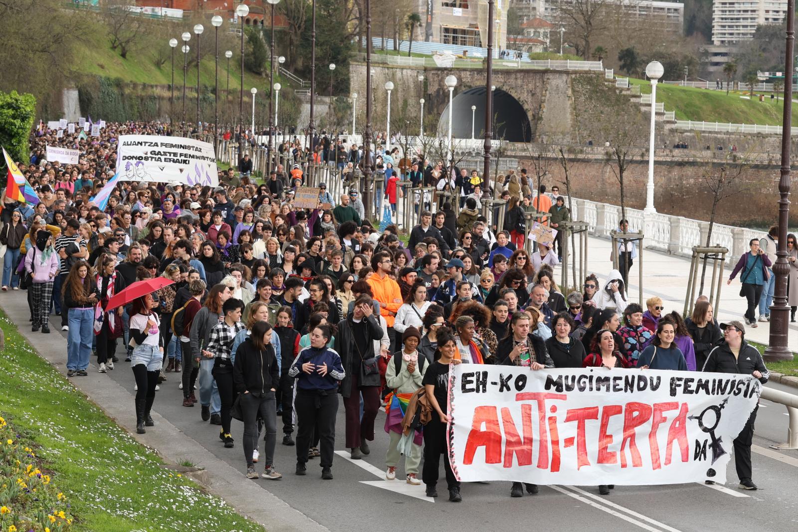 Manifestación del 8M en Donostia por la igualdad y contra el fascismo