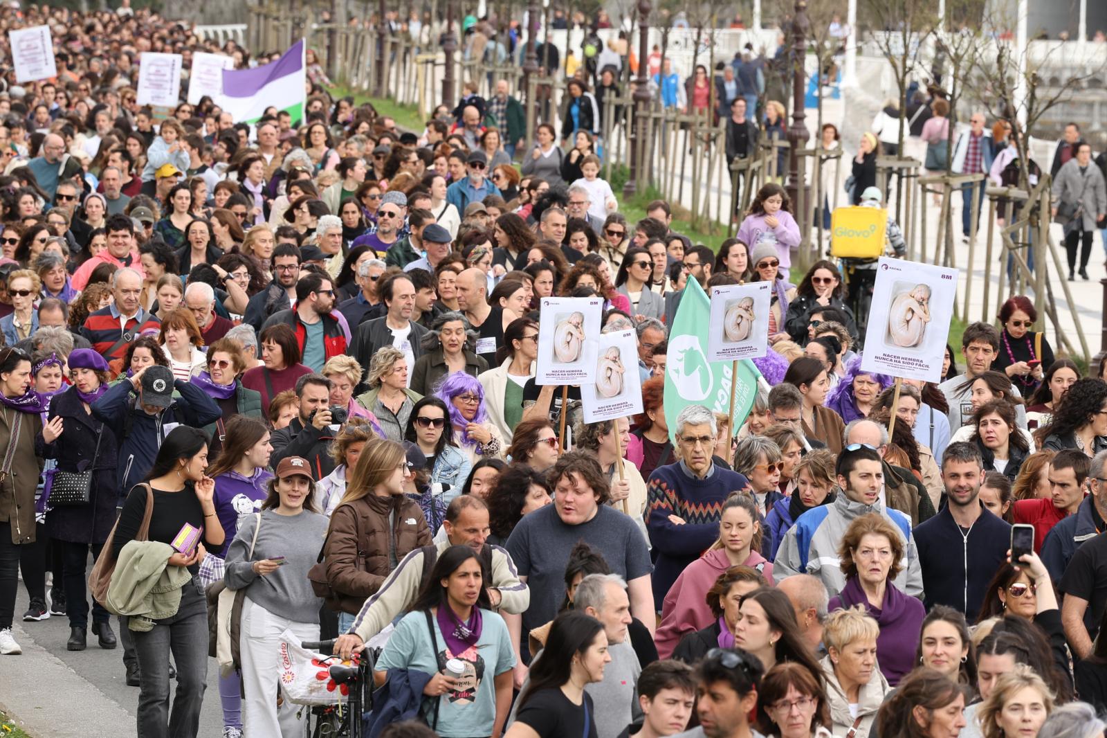 Manifestación del 8M en Donostia por la igualdad y contra el fascismo