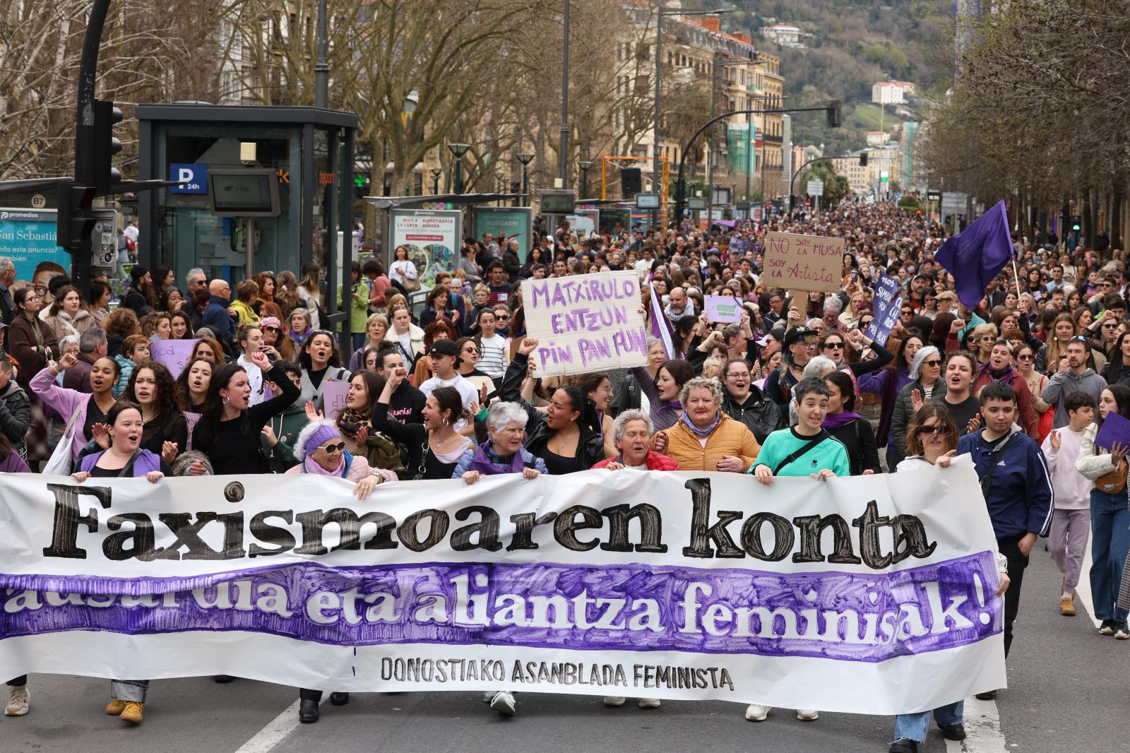 Manifestación del 8M en Donostia por la igualdad y contra el fascismo