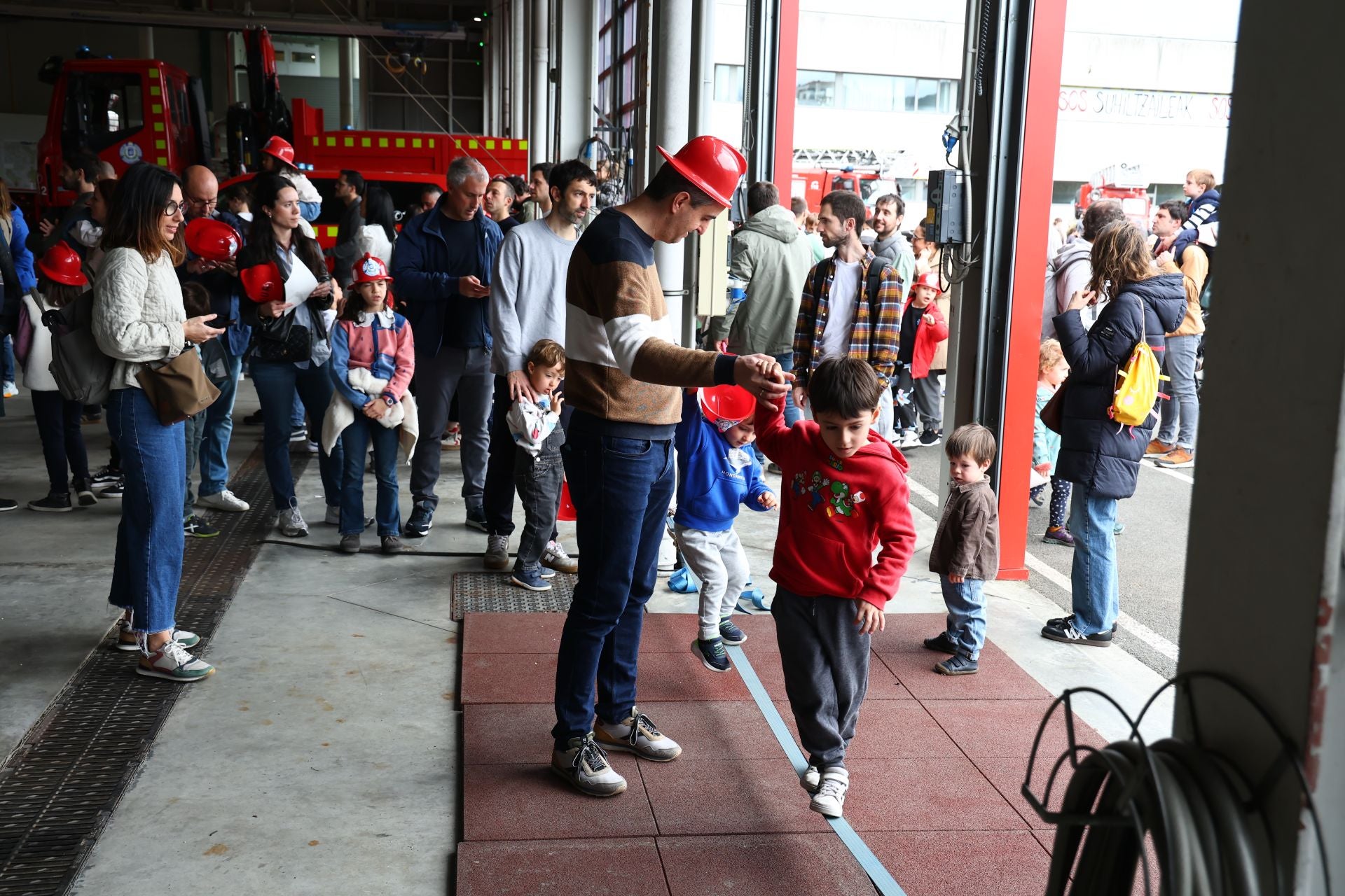 Así ha sido la jornada de puertas abiertas en el parque de bomberos de Donostia