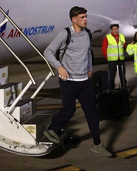 Javi López se baja del avión para disputar un partido