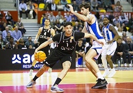 Asier Gonzales protege el balón ante el pívot del GBC Javier Nicolau.