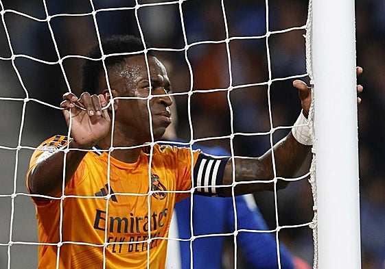Vinicius, con el brazalete de capitán del Madrid en Anoeta.
