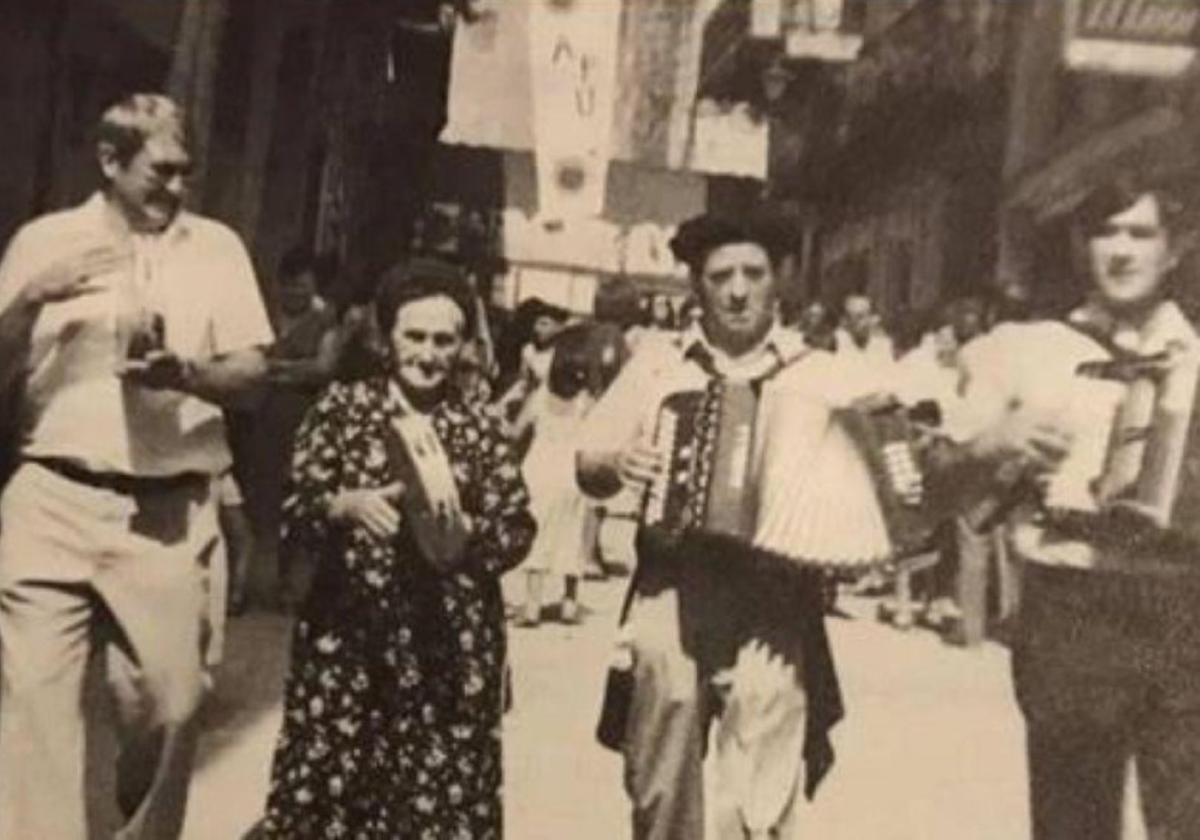 Martzelina Zubizarreta tocando el pandero en una kalejira por Zestoa, la localidad a la que se trasladó a vivir desde Elgoibar.