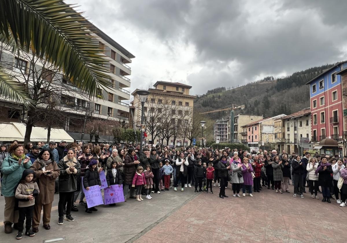 En Urretxu y Zumarraga, el día comenzó con una concentración de Urola Garaiko Koordinadora Feminista.