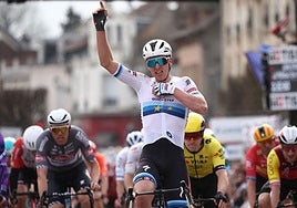 Merlier celebra la victoria en la primera etapa de la París Niza.