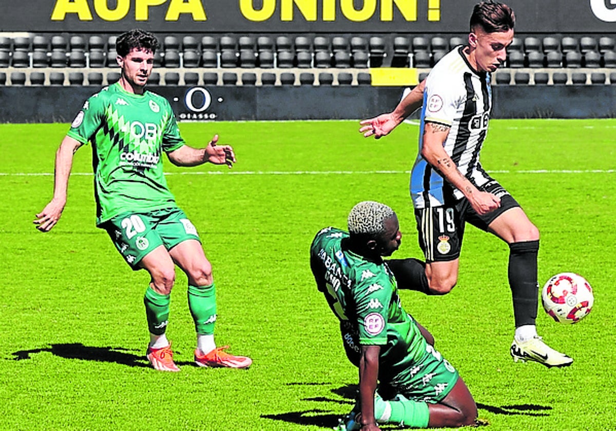 Victor Eimil disputa el balón este domingo en Gal.