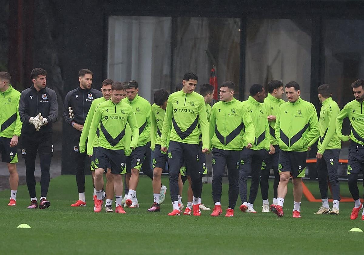 La plantilla de la Real durante un entrenamiento del equipo en el José Luis Orbegozo de Zubieta.