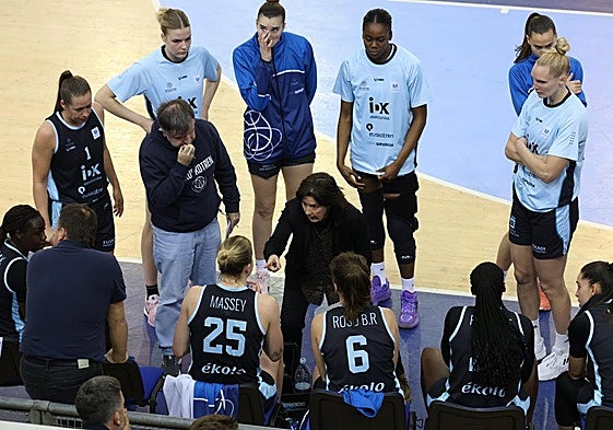 Azu Muguruza da órdenes durante un tiempo muerto.