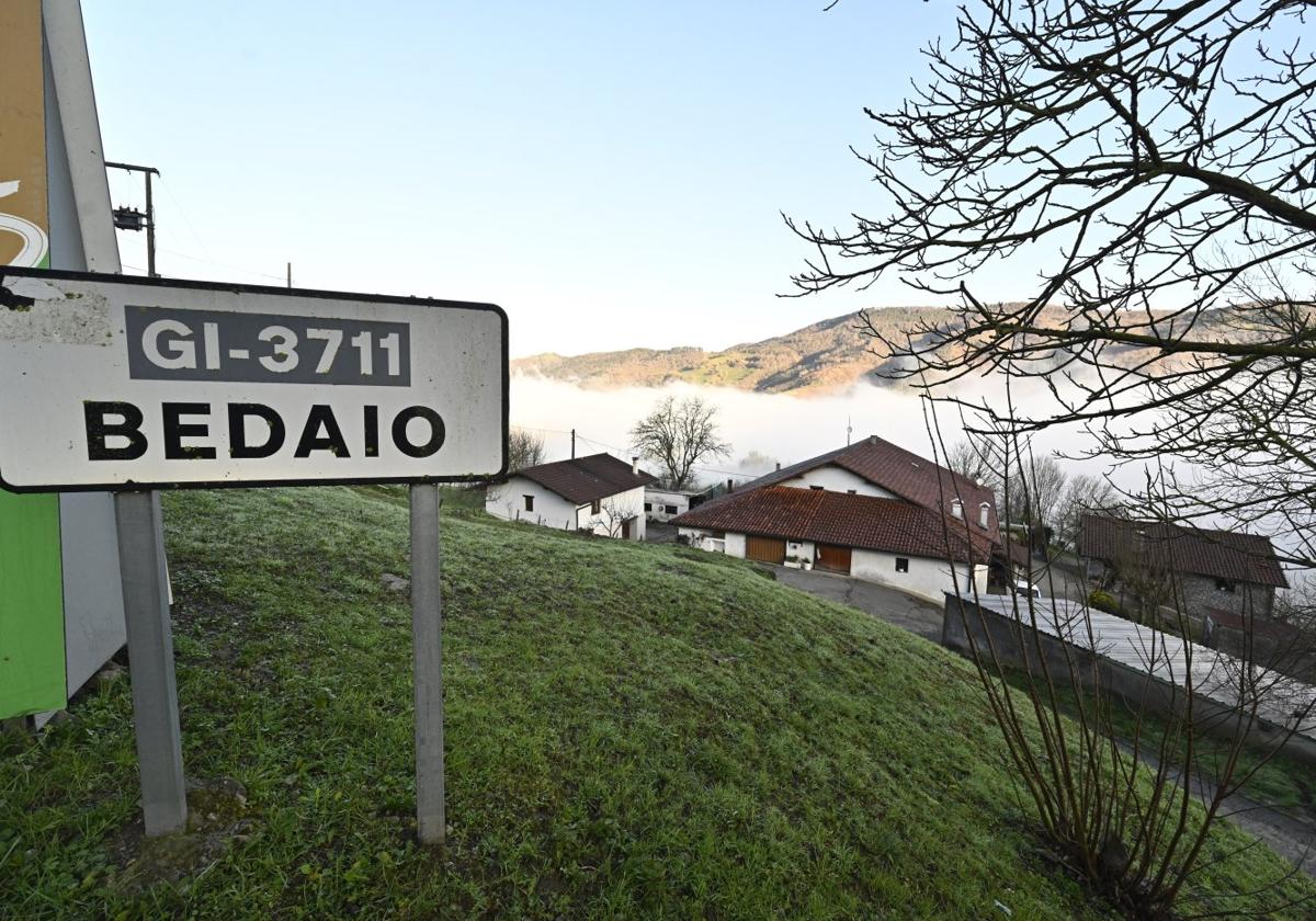 Cartel a la entrada del barrio de Bedaio, a 17 kilómetros del núcleo urbano de Tolosa.