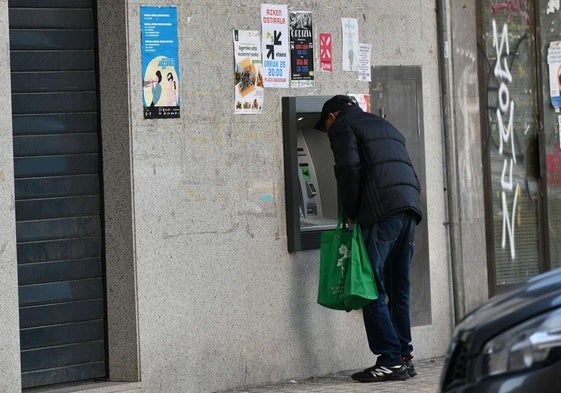Imagen de archivo de un hombre realizando una operación a través de un cajero automático de una entidad bancaria.