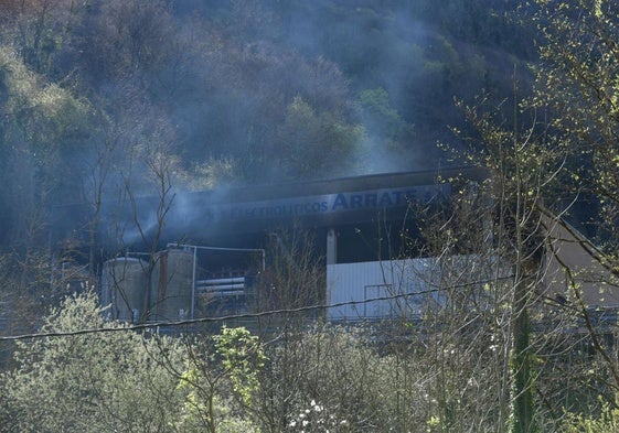 El humo sigue saliendo del pabellón incendiado este domingo.