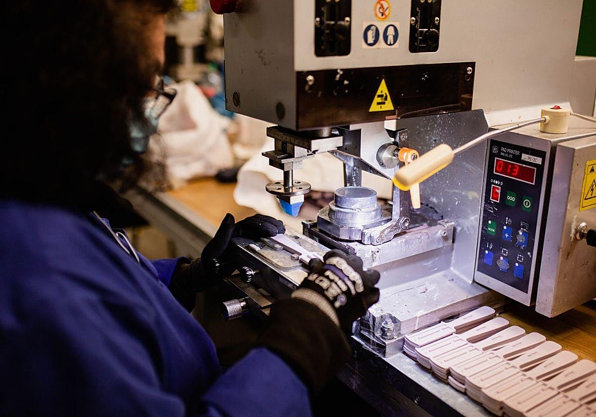 Una trabajadora en la fábrica de Rob-Jor en Oion.