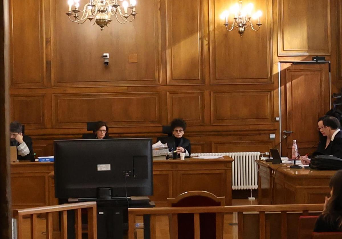 Este lunes ha comenzado en la Audiencia de Gipuzkoa el juicio contra el monitor de surf de Hondarribia acusado de abusos sexuales a once de sus antiguos alumnos