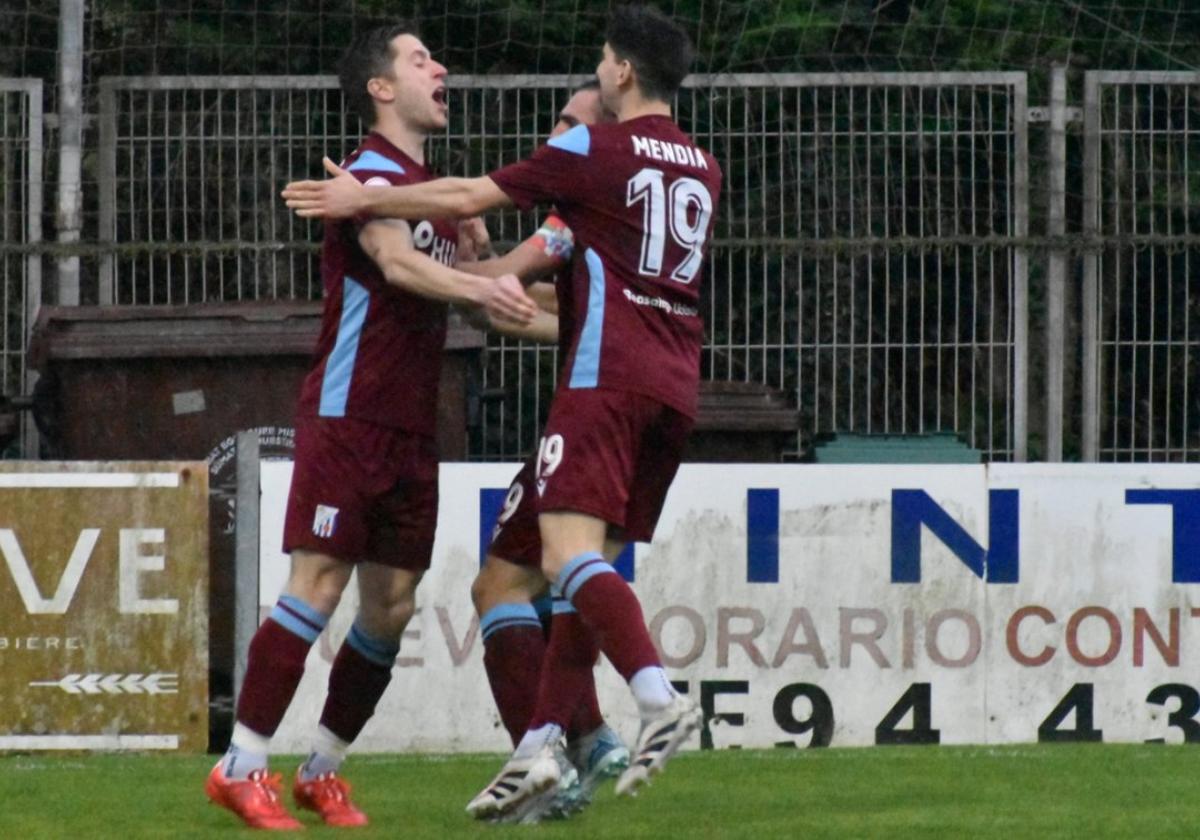 Mendia e Izagirre celebran el tanto de Gaztañaga (izquierda) que trajo el empate al marcador en Sarriena.