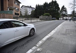 Se pintará un nuevo paso de cebra en esta zona de Kondeko Aldapa donde los peatones tienen poca visibilidad y los coches circulan rápido.