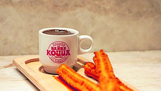 Los falsos churros con chocolate: Así es el pintxo con morcilla en homenaje a la antigua churrería de la Parte Vieja