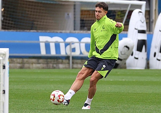 Preparado. Zubimendi golpea el balón durante un entrenamientoen Zubieta.