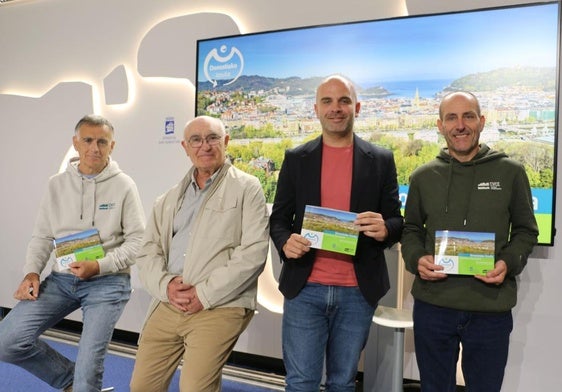 Juan Carlos Sanz, Jesus Mari Alquezar, Iñigo García y Antton San Jose, en la presentación de la guía.
