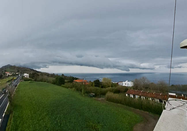 Otra toma de la nube avanzando hacia el mar Cantábrico desde Igeldo.