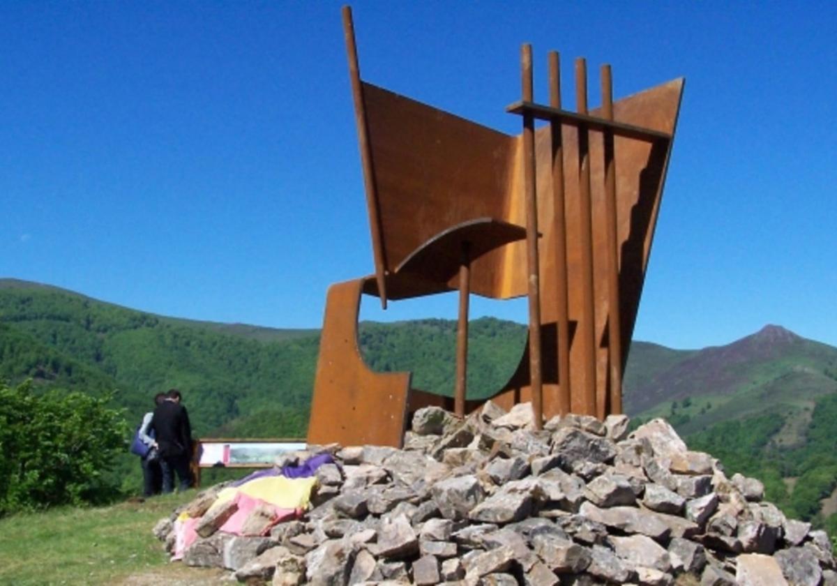 La escultura que se sitúa en el alto de Artesiaga, junto a la carretera que une Irurita y Eugi.
