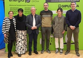 Representantes municipales y forales durante la presentación de la Comunidad Energética de Soraluze.
