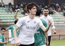 Unax Peinador celebrando un gol en Asti. Este fin de semana un remate del central zarauztarra le ha dado un punto al Zarautz.