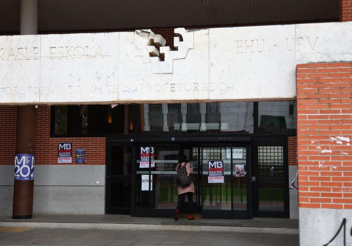 Una mujer accede ayer a la Facultad de Educación de la UPV/EHU, en Donostia.