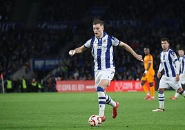 Luka Sucic conduce un balón contra el Real Madrid
